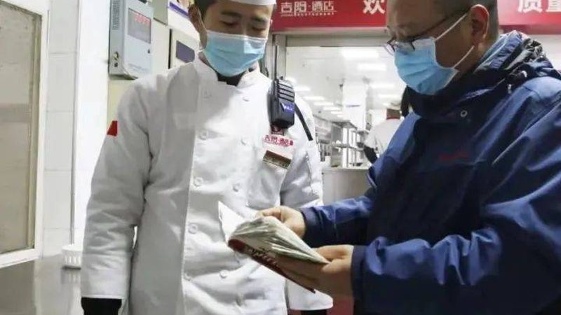 在选购休闲零食时，要仔细查看配料表，关注以下成分：